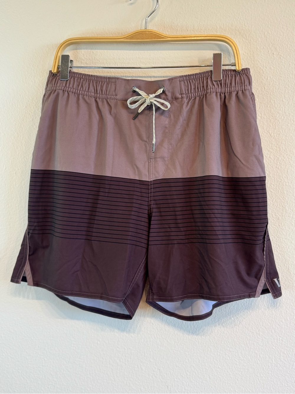 Vuori Men's Trail Shorts Mahogany Stripe Lined 6”  XL V341